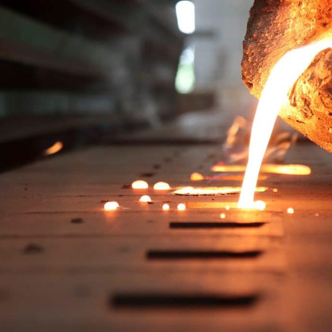 Light,From,High,Temperature,Iron,Molten,Metal,Pouring,In,Green sidérurgie-usecase